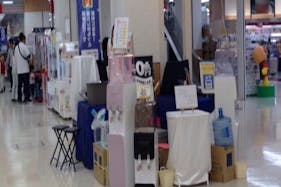 【オリンピック平塚店】プロモーションに利用可能な1F上りエスカレーター脇スペース