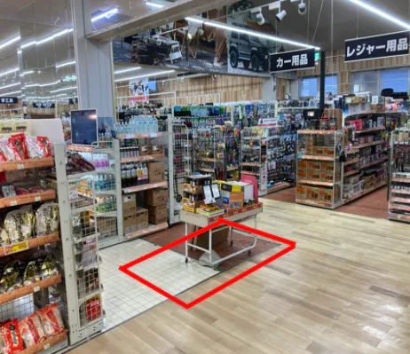 【ダイシン古川店】店内食品コーナー角　プロモーションや物販に最適なホームセンター内階段前の催事イベントスペースの画像