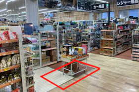 【ダイシン古川店】店内食品コーナー角 プロモーションや物販に最適なホームセンター内階段前の催事イベントスペース