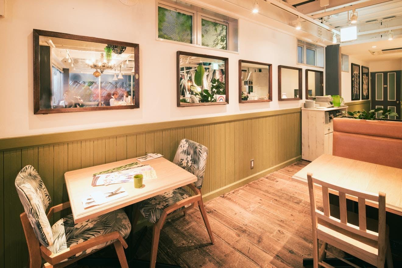 オレンジ色のハワイアンダイニングチェア