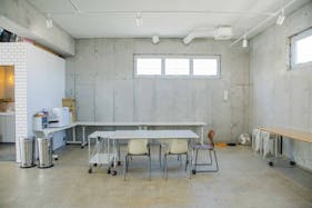 【代々木上原駅3分】展示会場や撮影に最適な自然光が1日中入る白とコンクリートのシンプルなスタジオ