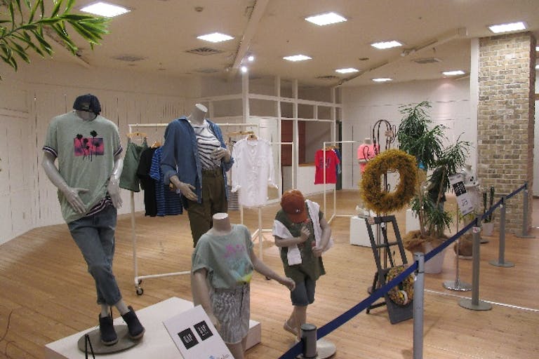 ドラッグストア前の視認性の良いスペースです。