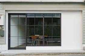 【森下駅2分】ファッション系の展示販売会やアート作品展、ポップアップに最適な駅近路面のシンプルで清潔感のあるギャラリースペース