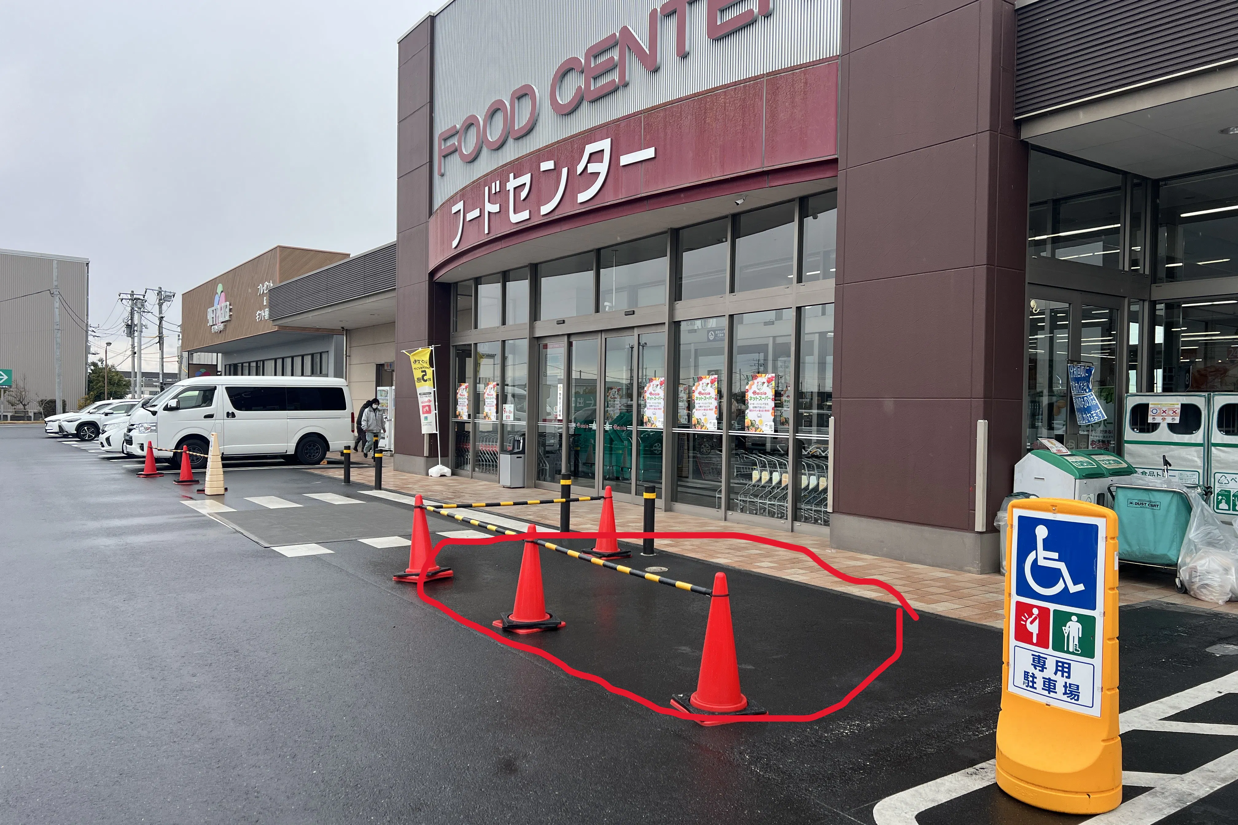 【ベイシア フードセンター 日立店】キッチンカーに最適な入り口前催事イベントスペース