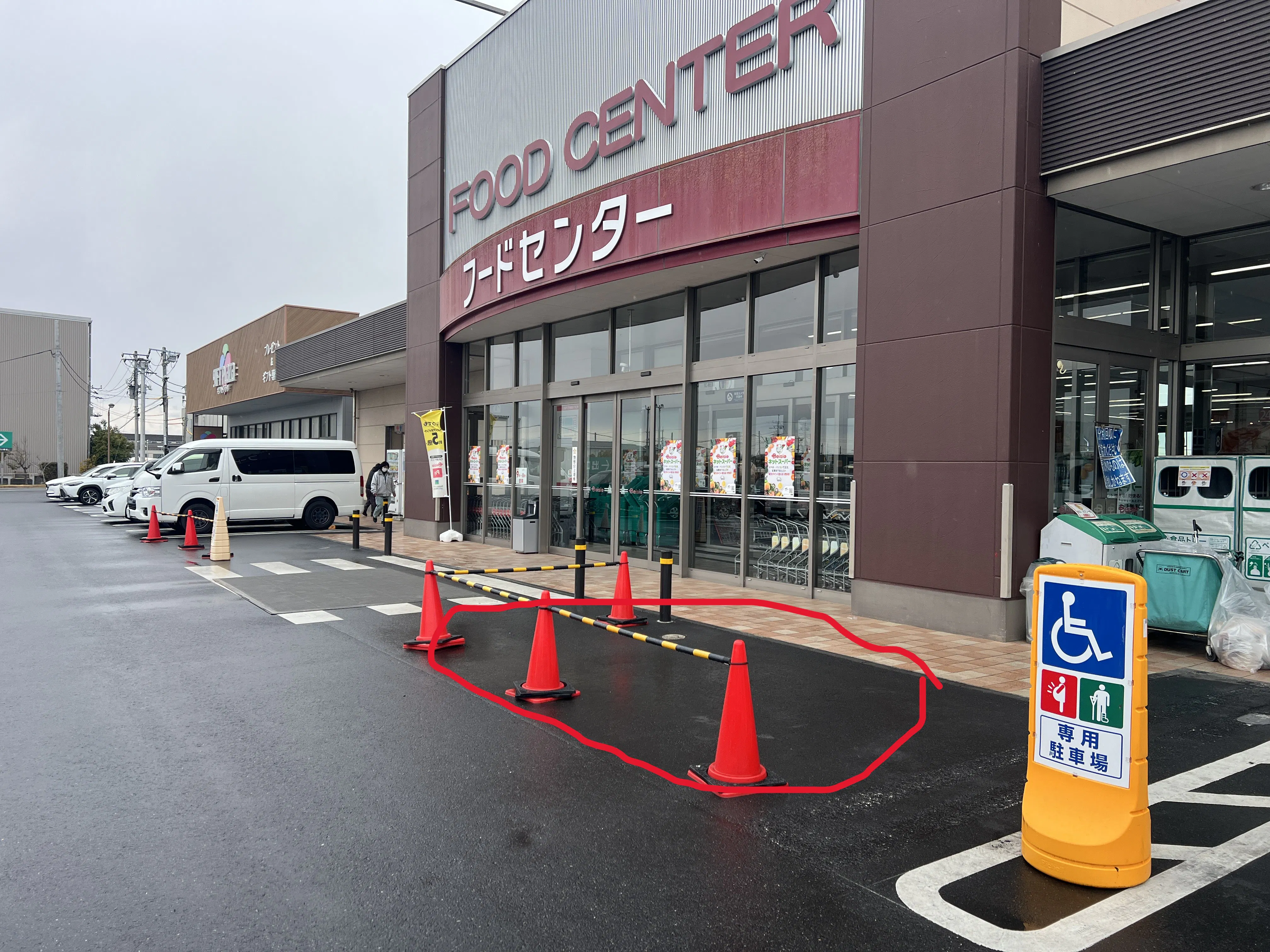 【ベイシア フードセンター 日立店】キッチンカーに最適な入り口前催事イベントスペースの画像