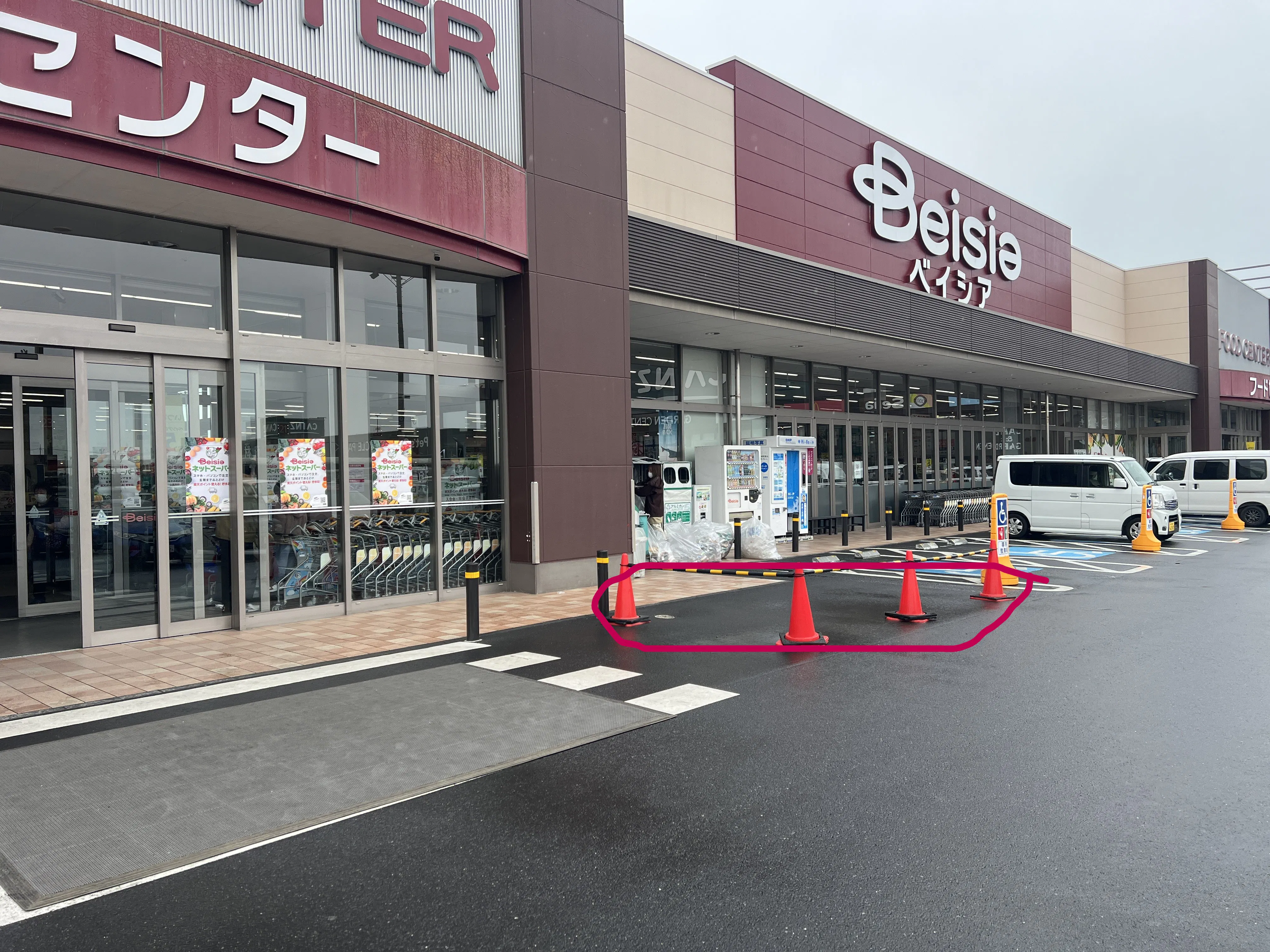 【ベイシア フードセンター 日立店】キッチンカーに最適な入り口前催事イベントスペース