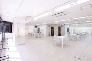 【心斎橋駅4分】白を基調とした清潔感あふれる空間にワンフロアのプライベートスペース なのであらゆるイベントに対応できるマルチスペースです。