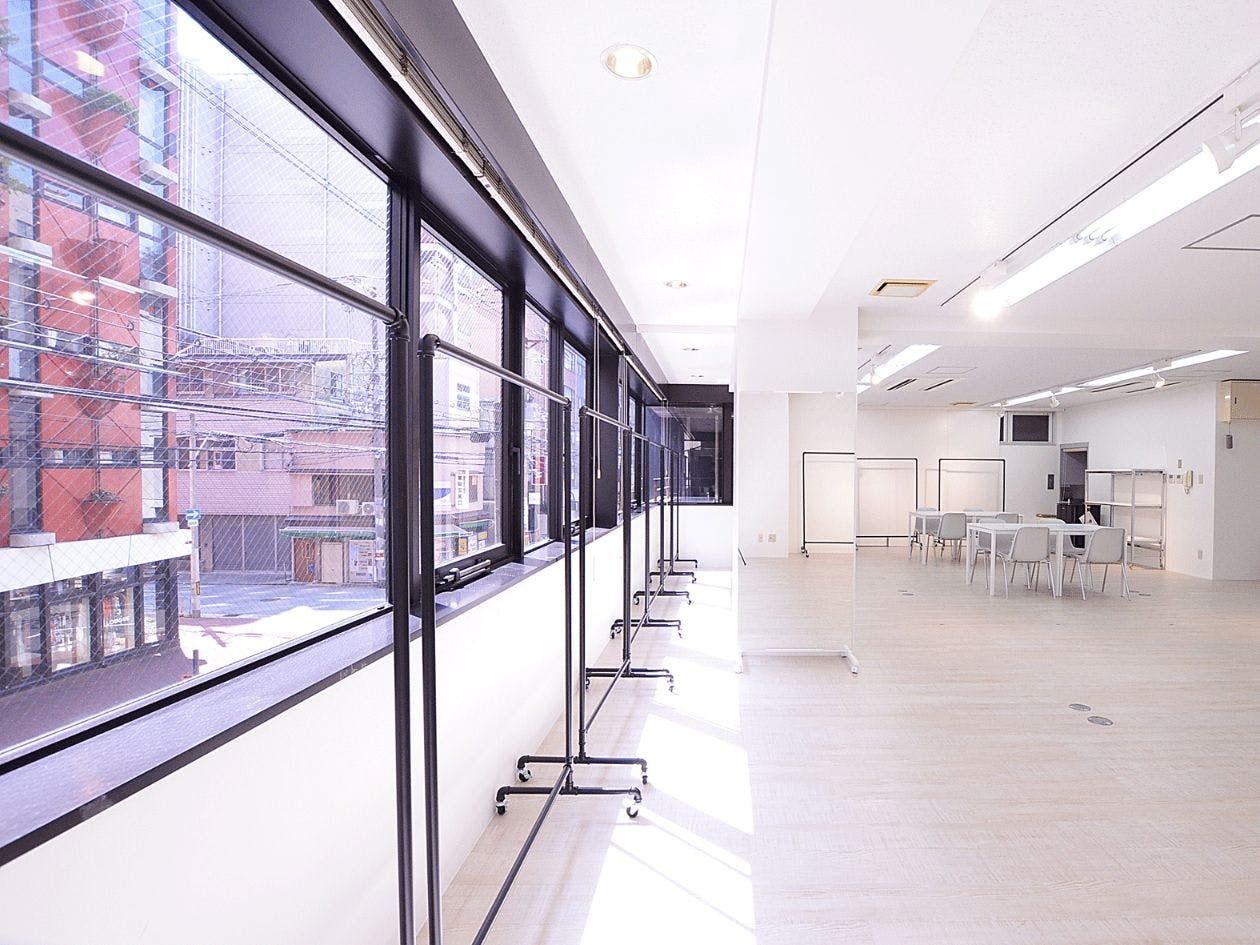 【心斎橋駅4分】白を基調とした清潔感あふれる空間にワンフロアのプライベートスペース なのであらゆるイベントに対応できるマルチスペースです。