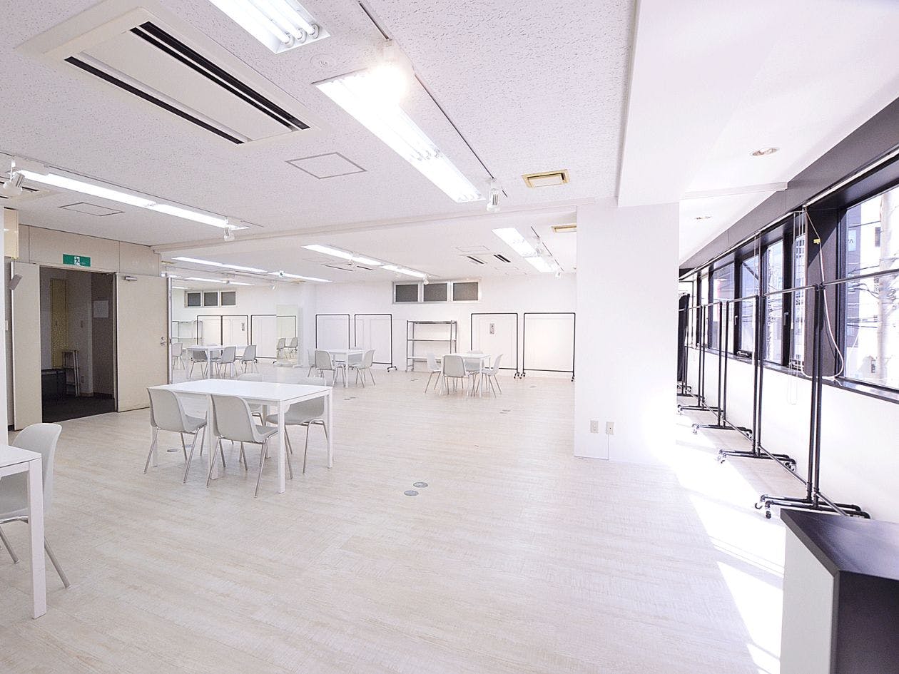 【心斎橋駅4分】白を基調とした清潔感あふれる空間にワンフロアのプライベートスペース なのであらゆるイベントに対応できるマルチスペースです。