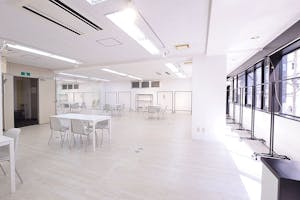 【心斎橋駅4分】白を基調とした清潔感あふれる空間にワンフロアのプライベートスペース なのであらゆるイベントに対応できるマルチスペースです。