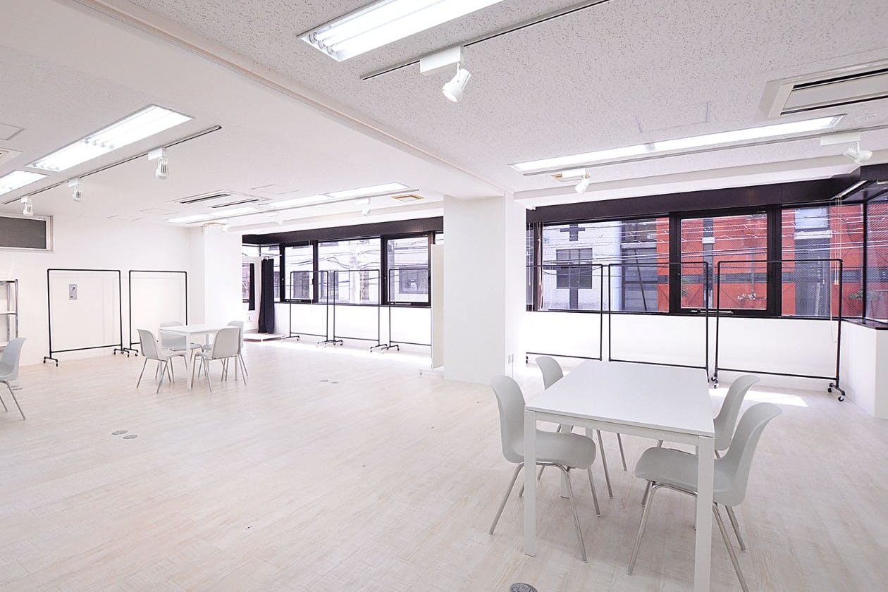 【心斎橋駅4分】白を基調とした清潔感あふれる空間にワンフロアのプライベートスペース なのであらゆるイベントに対応できるマルチスペースです。