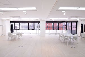 【心斎橋駅4分】白を基調とした清潔感あふれる空間にワンフロアのプライベートスペース なのであらゆるイベントに対応できるマルチスペースです。