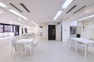 【心斎橋駅4分】白を基調とした清潔感あふれる空間にワンフロアのプライベートスペース なのであらゆるイベントに対応できるマルチスペースです。