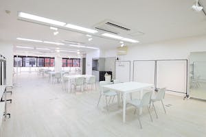 【心斎橋駅4分】白を基調とした清潔感あふれる空間にワンフロアのプライベートスペース なのであらゆるイベントに対応できるマルチスペースです。