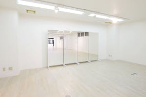 【心斎橋駅4分】白を基調とした清潔感あふれる空間にワンフロアのプライベートスペース なのであらゆるイベントに対応できるマルチスペースです。