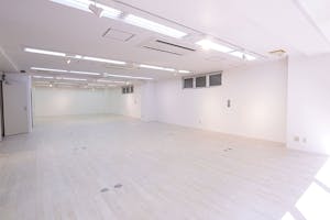 【心斎橋駅4分】白を基調とした清潔感あふれる空間にワンフロアのプライベートスペース なのであらゆるイベントに対応できるマルチスペースです。