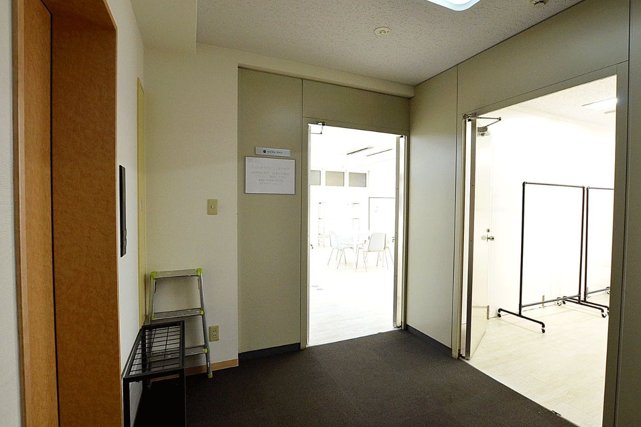 【心斎橋駅4分】白を基調とした清潔感あふれる空間にワンフロアのプライベートスペース なのであらゆるイベントに対応できるマルチスペースです。