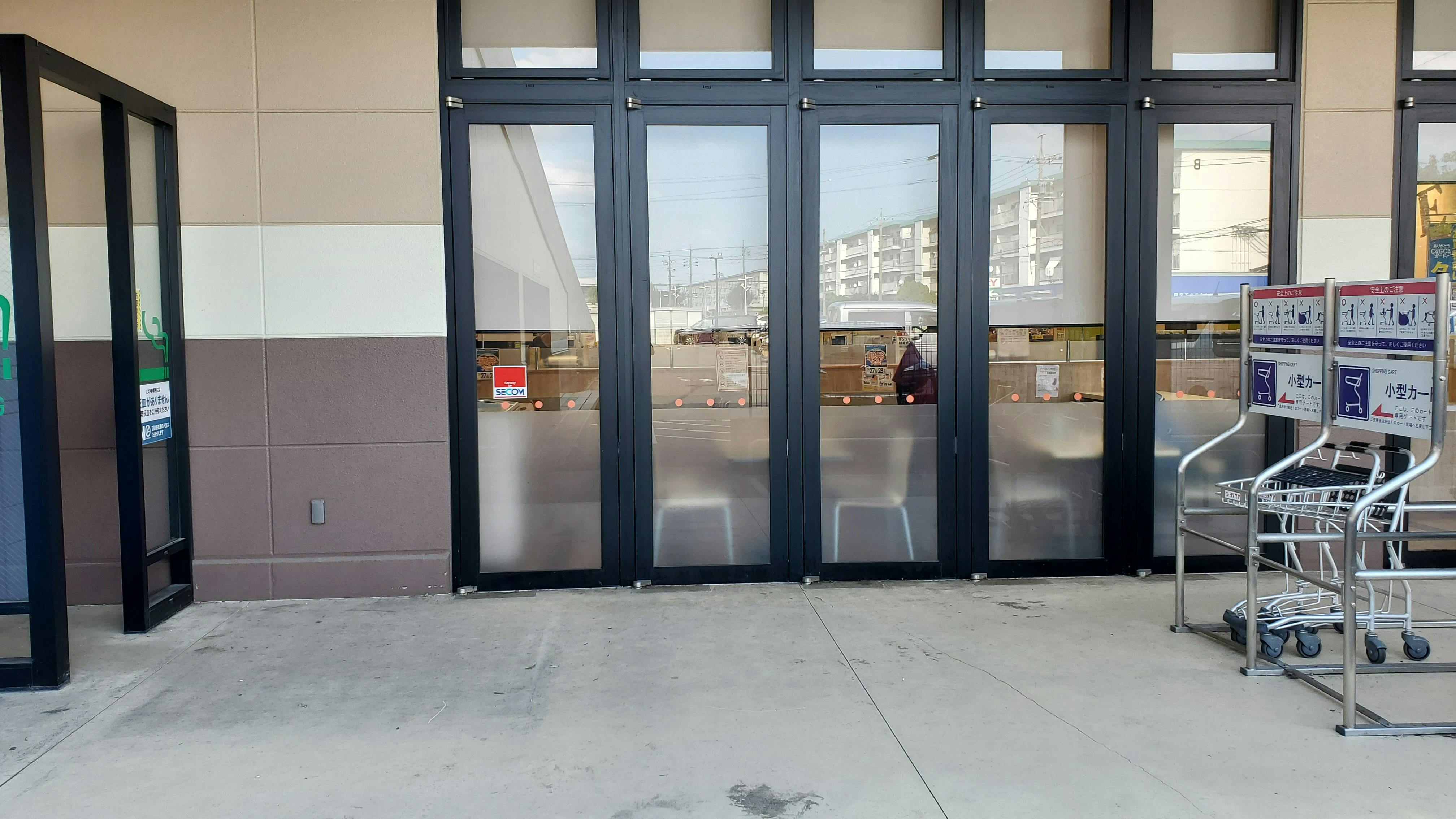 【ヨシヅヤYストア守山大屋敷テラス】プロモーションに最適な店頭軒下スペース（平面駐車場正面）の画像