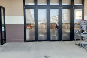 【ヨシヅヤYストア守山大屋敷テラス】プロモーションに最適な店頭軒下スペース(平面駐車場正面)