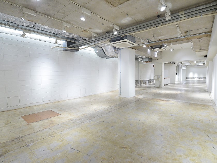 白い壁とグレーの床のシンプル設計です