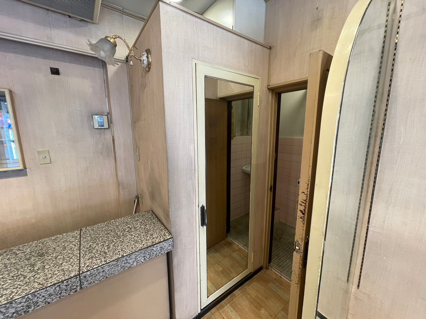 カウンター奥に、トイレ・試着室がございます