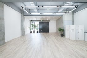 【渋谷神南エリア】白壁×コンクリート造りのスタイリッシュでモダンな空間 / 自然光も入る静かなスペース