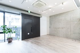 【渋谷神南エリア】白壁×コンクリート造りのスタイリッシュでモダンな空間 / 自然光も入る静かなスペース