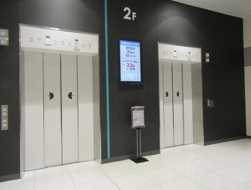 【イオンモールいわき小名浜】モール内広告 エレベーターの画像