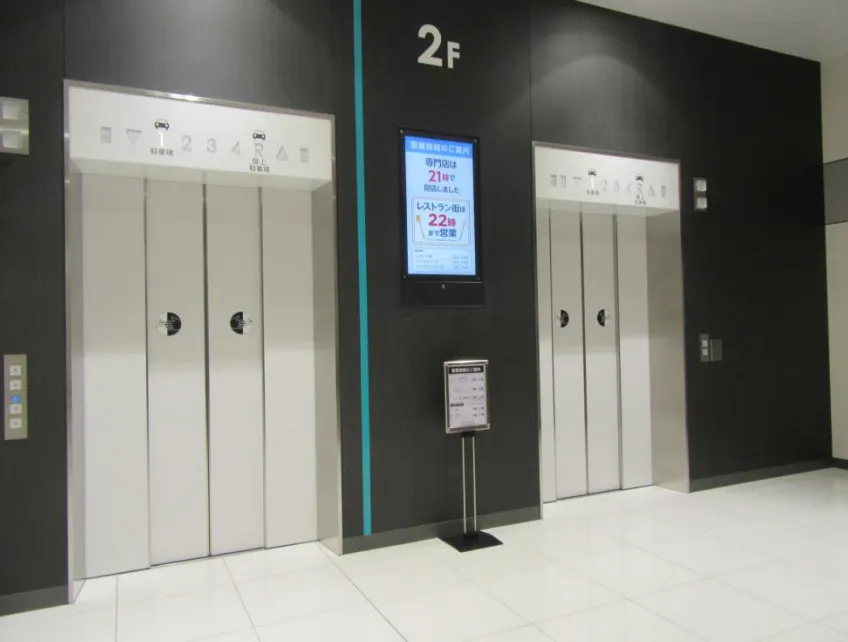 【イオンモールいわき小名浜】モール内広告 エレベーターの画像