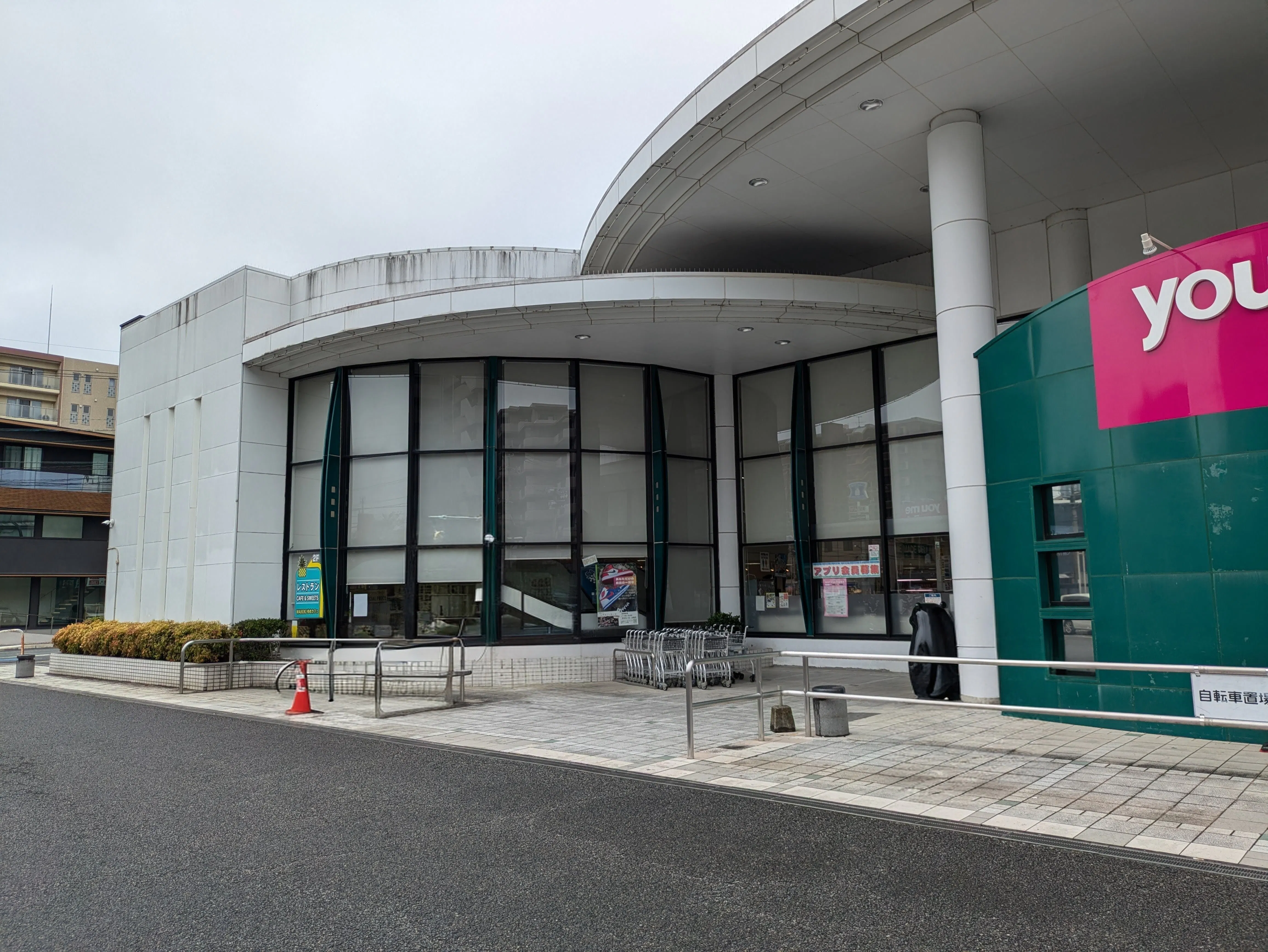 【ゆめマート九品寺】店頭軒下 ポップアップストア(物販、食物販)やプロモーション用途に最適なスーパーの屋外催事イベントスペース