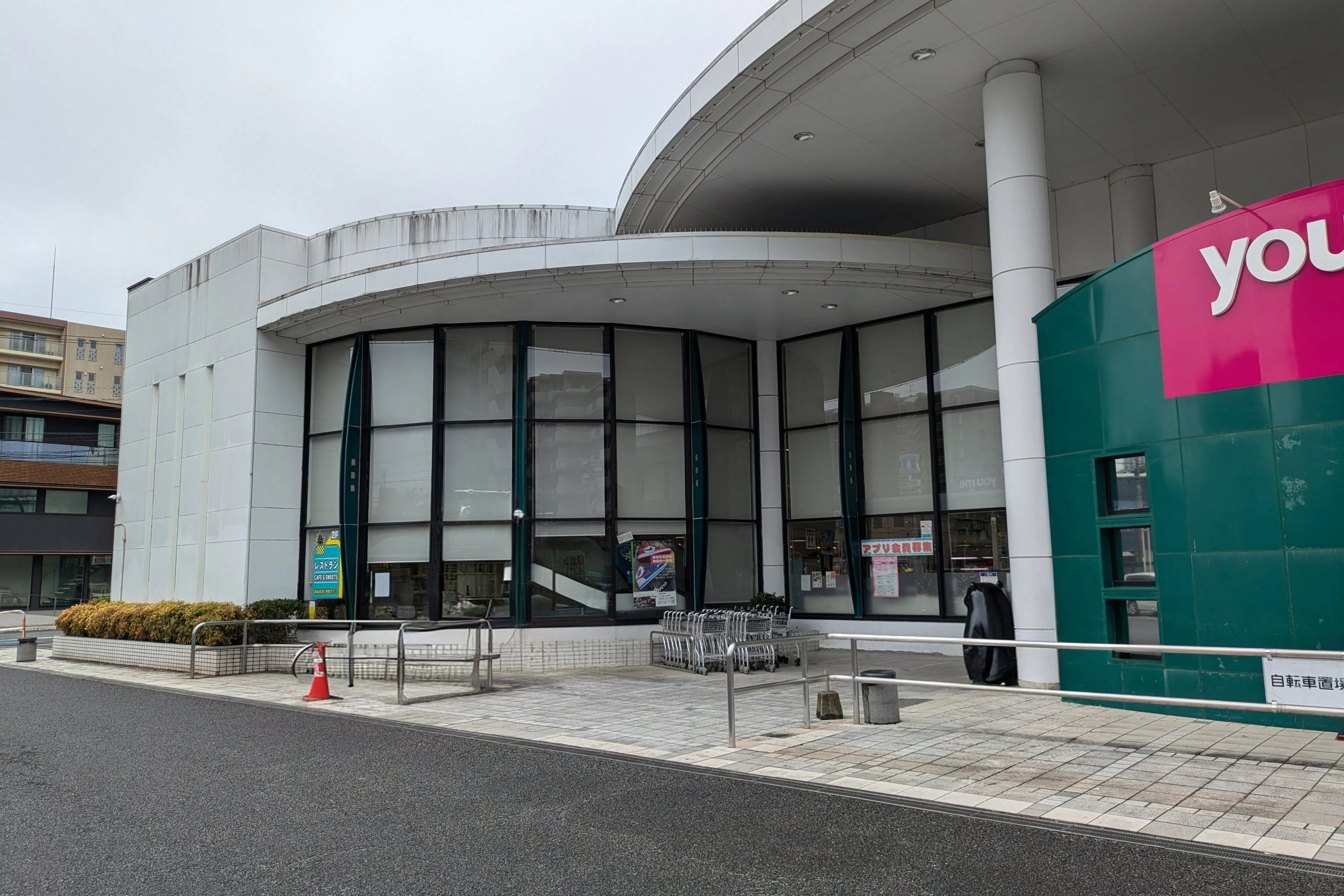 【ゆめマート九品寺】店頭軒下 ポップアップストア(物販、食物販)やプロモーション用途に最適なスーパーの屋外催事イベントスペース