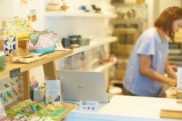 【不動前駅6分】ポップアップストアや個展に適した桜並木かむろ坂のカフェ地下にあるレンタルギャラリー
