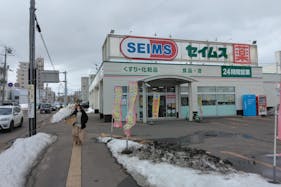 【ドラッグセイムス環状通美園店】キッチンカー出店やプロモーション催事に最適なドラッグストアの駐車場イベントスペース