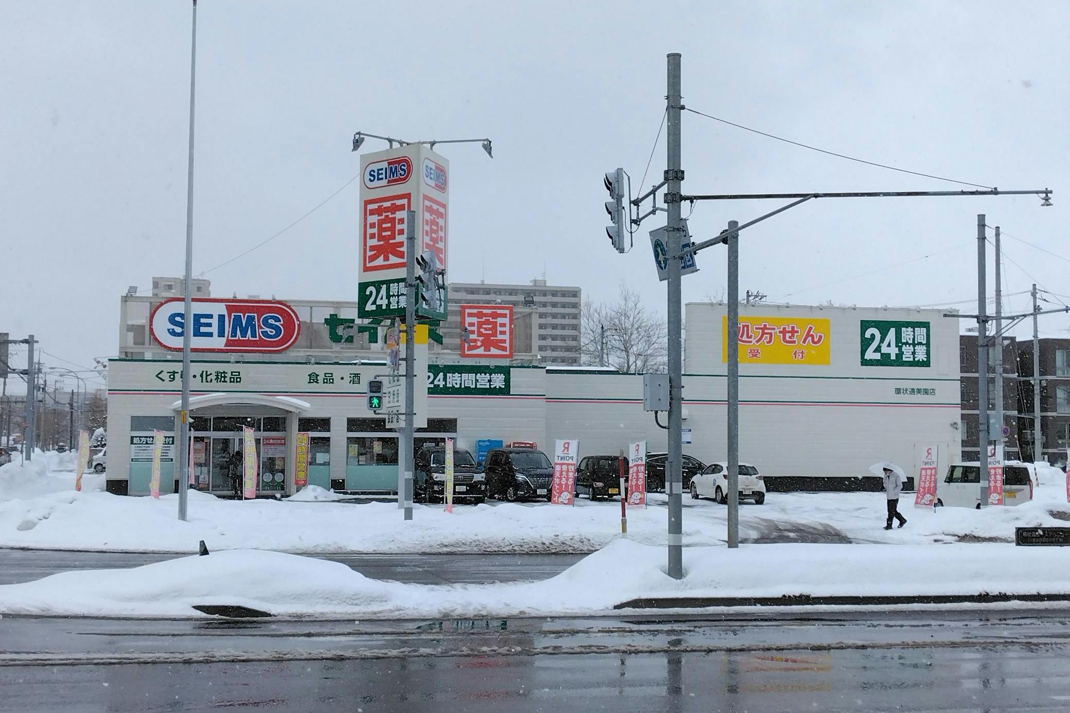 【ドラッグセイムス環状通美園店】プロモーション催事に最適なドラッグストアの調剤薬局前のイベントスペース
