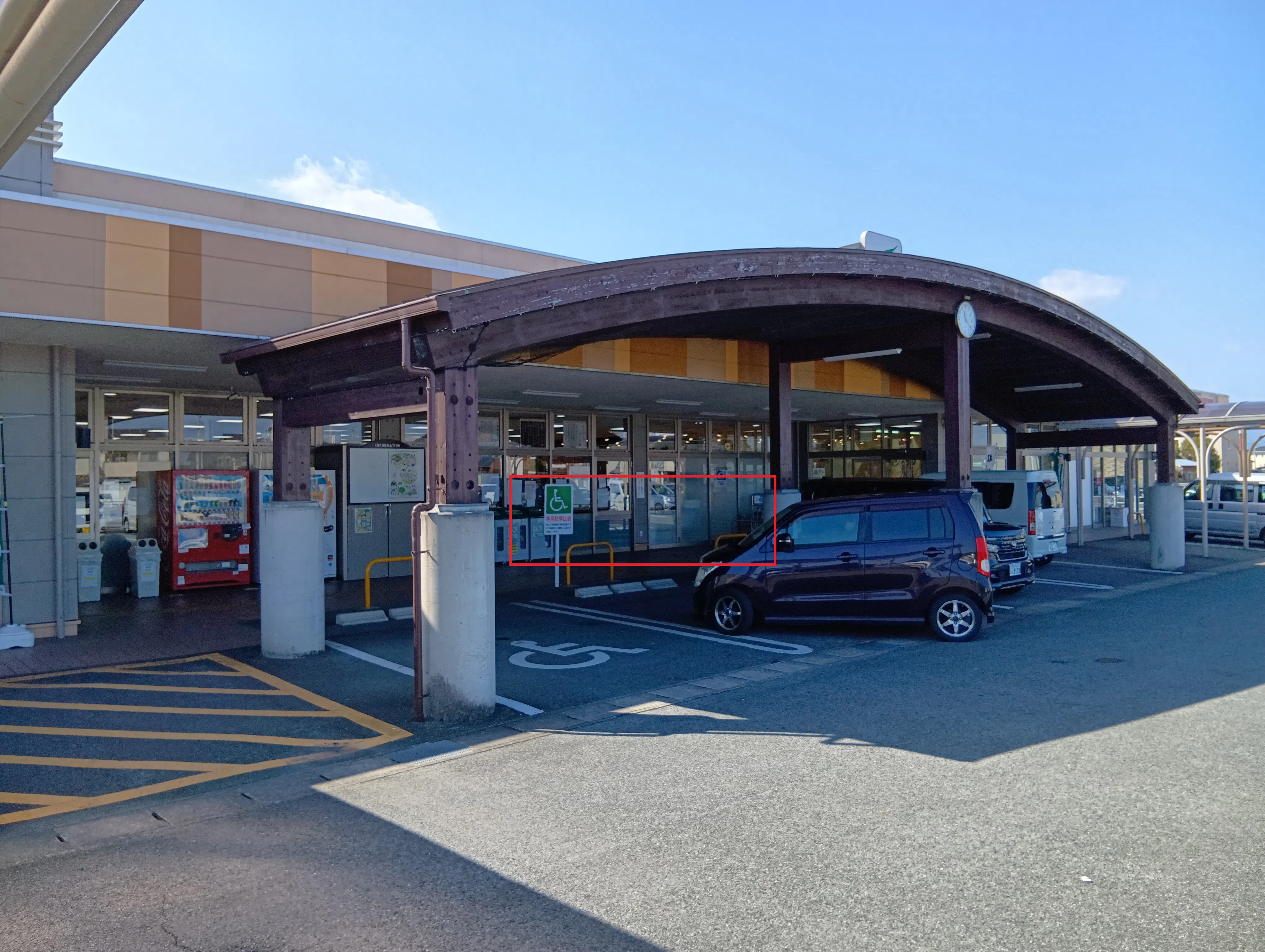 【Aコープくしだ店】食物販や販促イベントに最適な入口横軒下スペースの画像