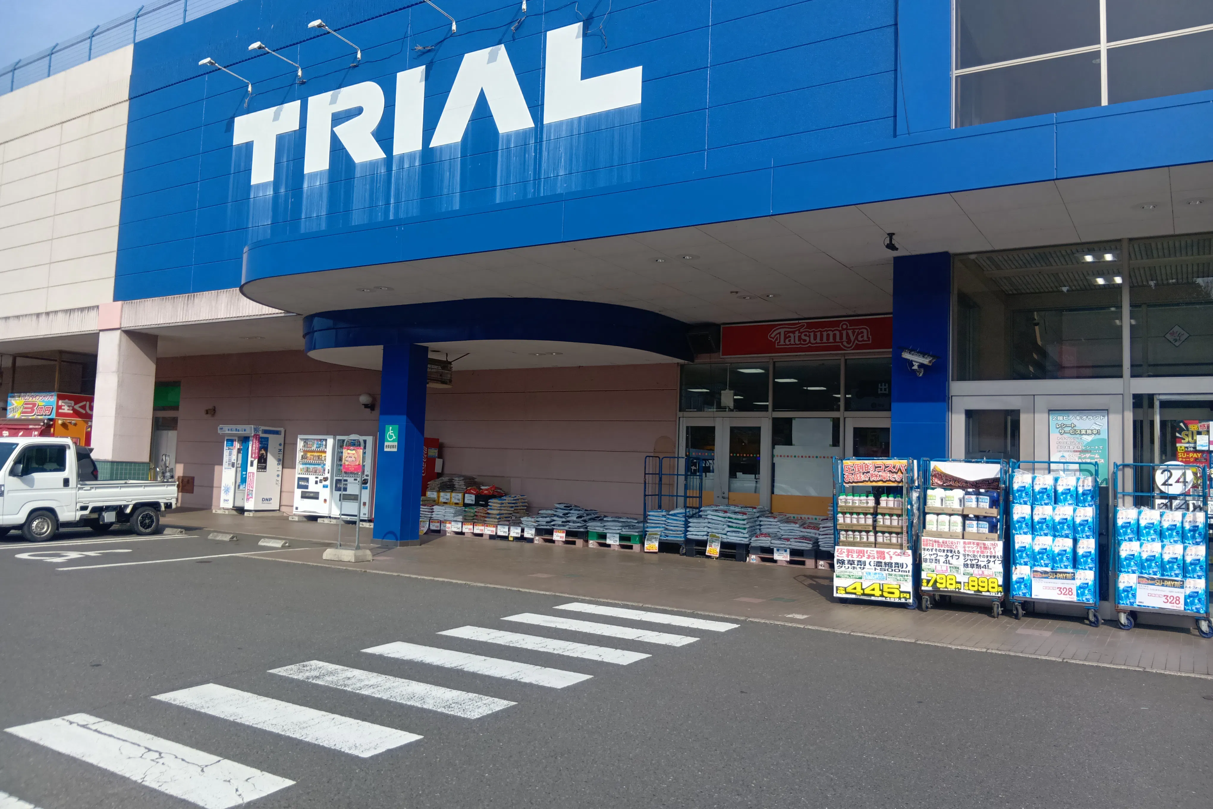 【スーパーセンタートライアル三重店】「販促プロモ活動」に最適な トライアル三重店『ポーチ内 軒下』スペース