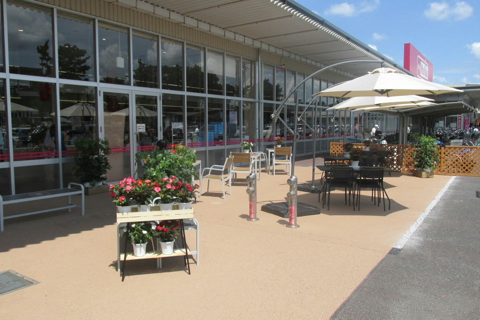 【マックスバリュ東習志野店】ポップアップストアやワークショップに適したスーパーマーケット前のイベントスペース