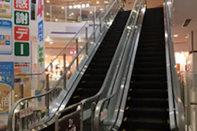 【イオンモール春日部】モール内広告 エスカレーター