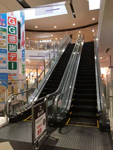 【イオンモール春日部】モール内広告 エスカレーター