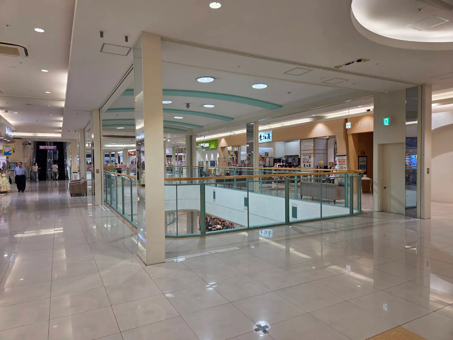 【ゆめタウン広島】3Fメガネのタナカ前（吹き抜け側）　各種プロモーションに最適な商業施設内の屋内催事イベントスペース
