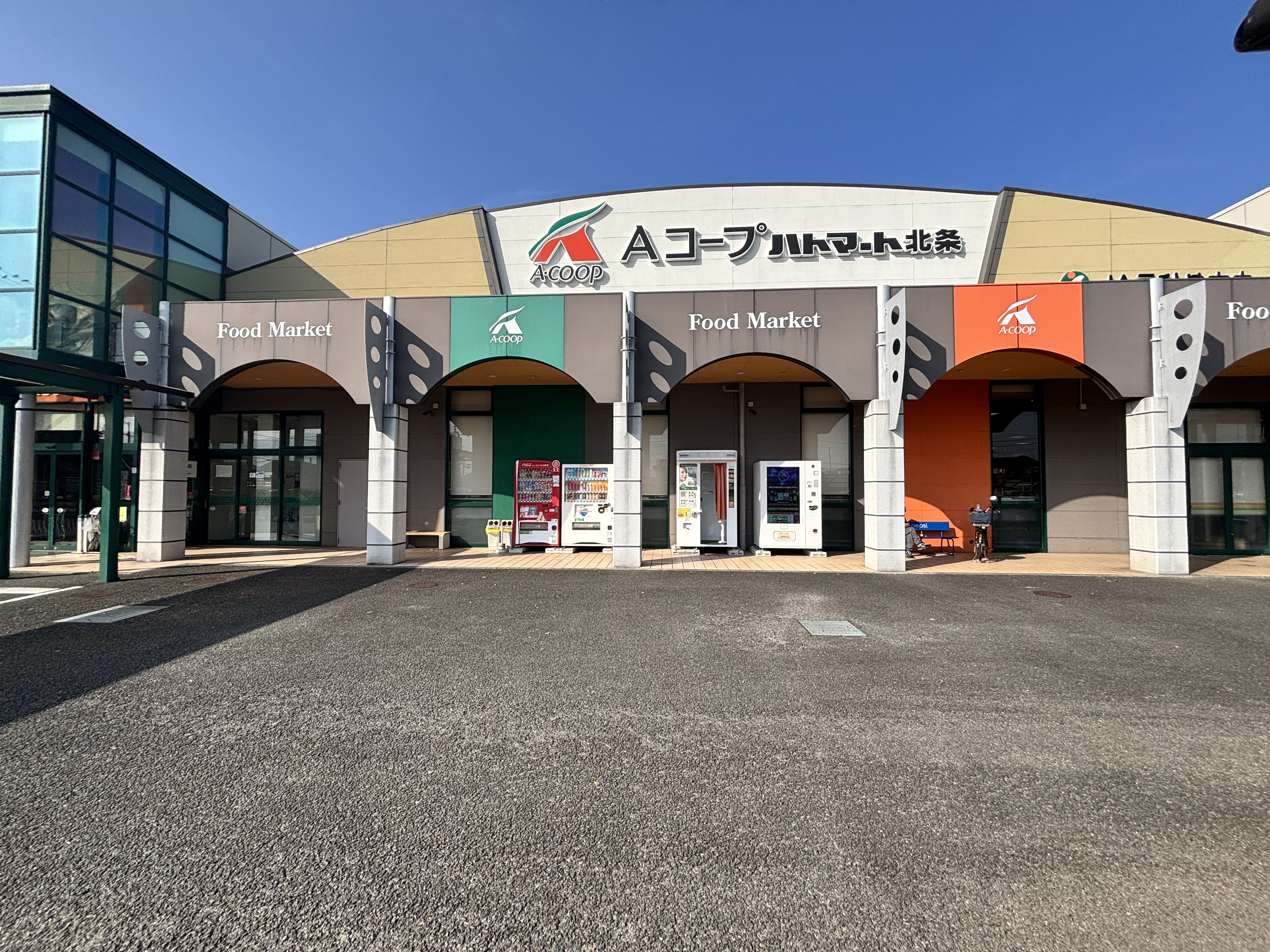 【Aコープハトマート北条店】食物販や販促イベントに最適なメイン入口横の屋外軒下スペース