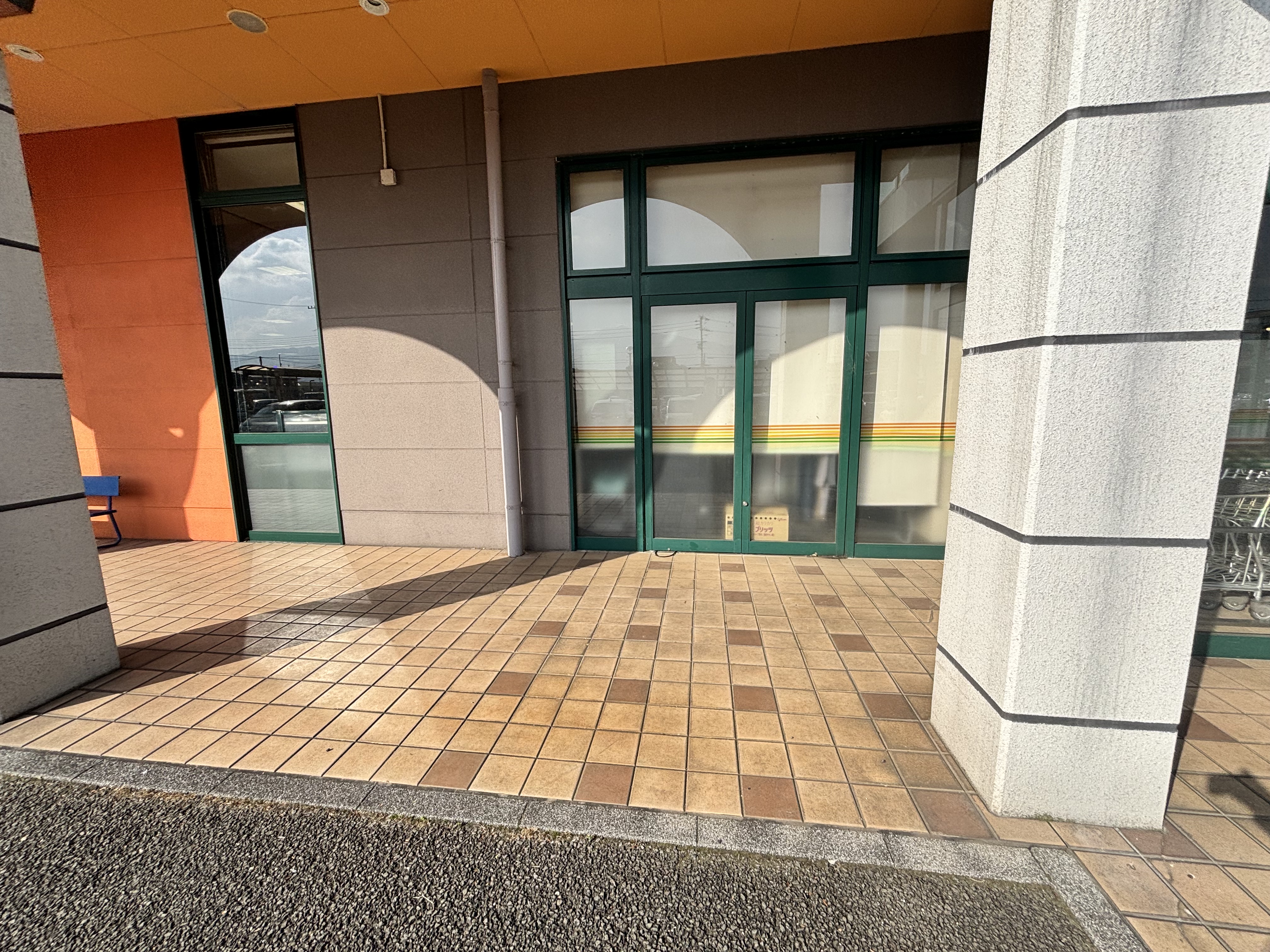 【Aコープハトマート北条店】食物販や販促イベントに最適なメイン入口横の屋外軒下スペース