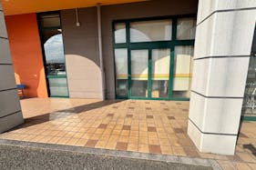 【Aコープハトマート北条店】食物販や販促イベントに最適なメイン入口横の屋外軒下スペース