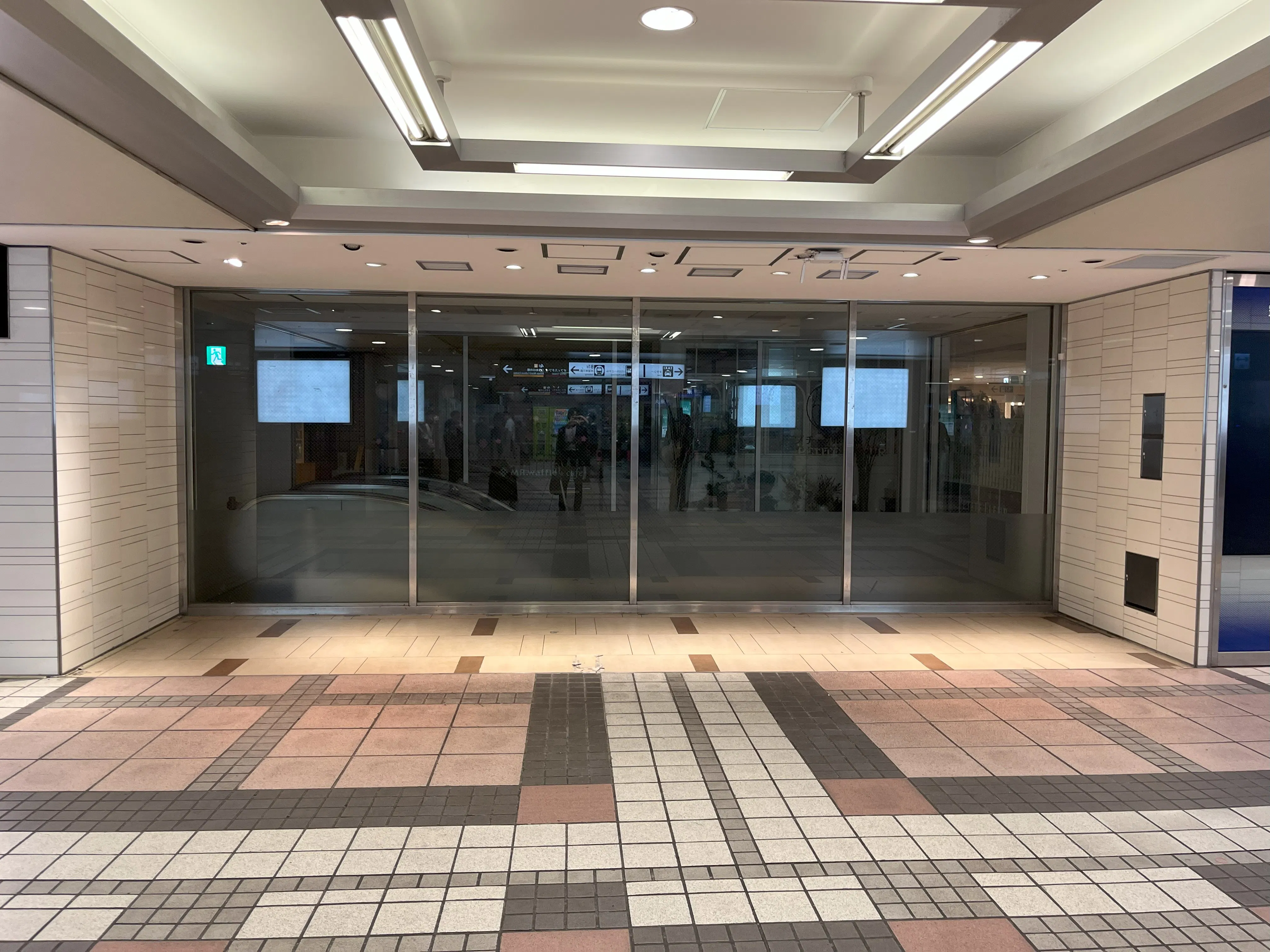 【京急百貨店】上大岡駅1階コンコース(京急線改札口前)※~18時30分