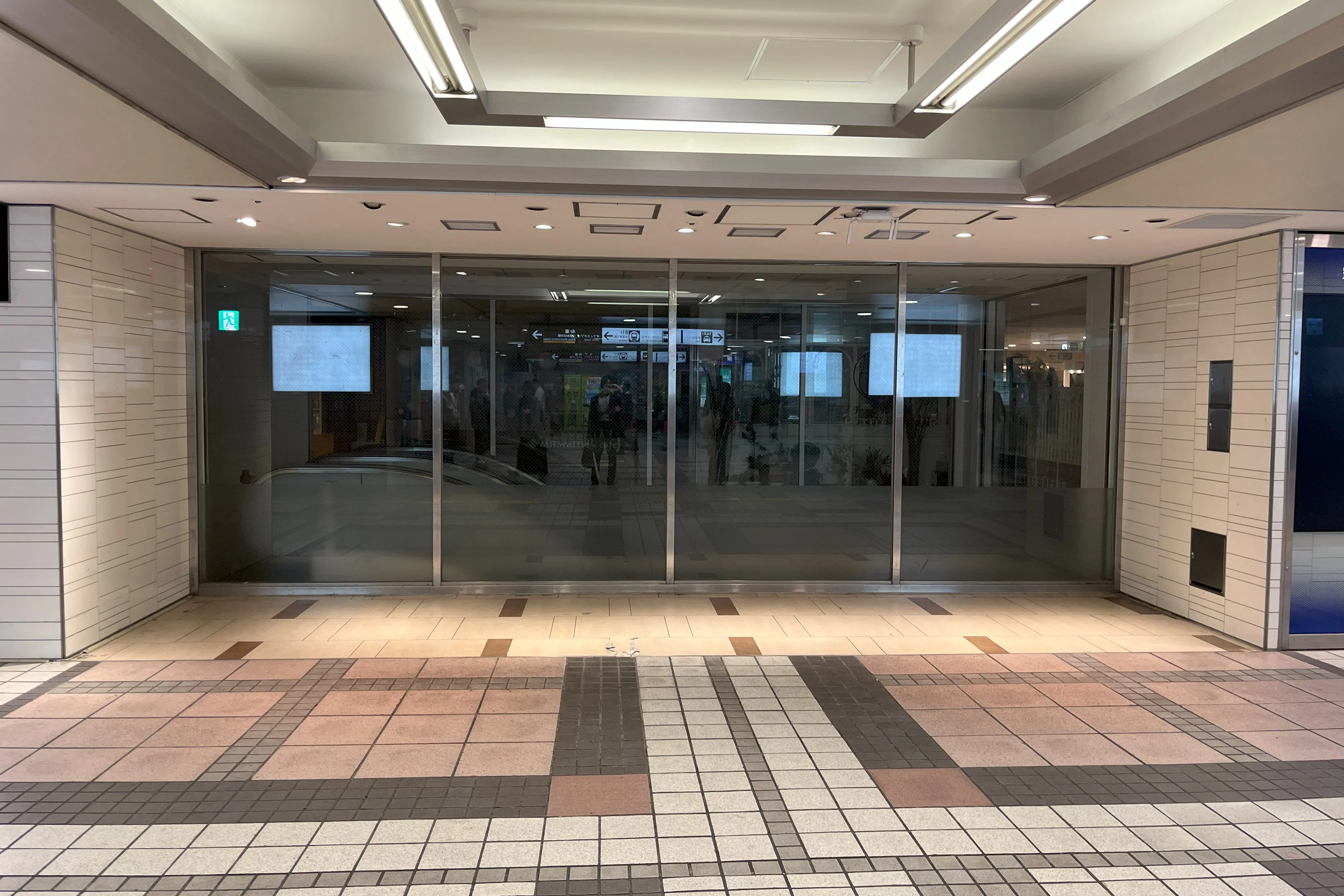 【京急百貨店】上大岡駅1階コンコース(京急線改札口前)※~18時30分