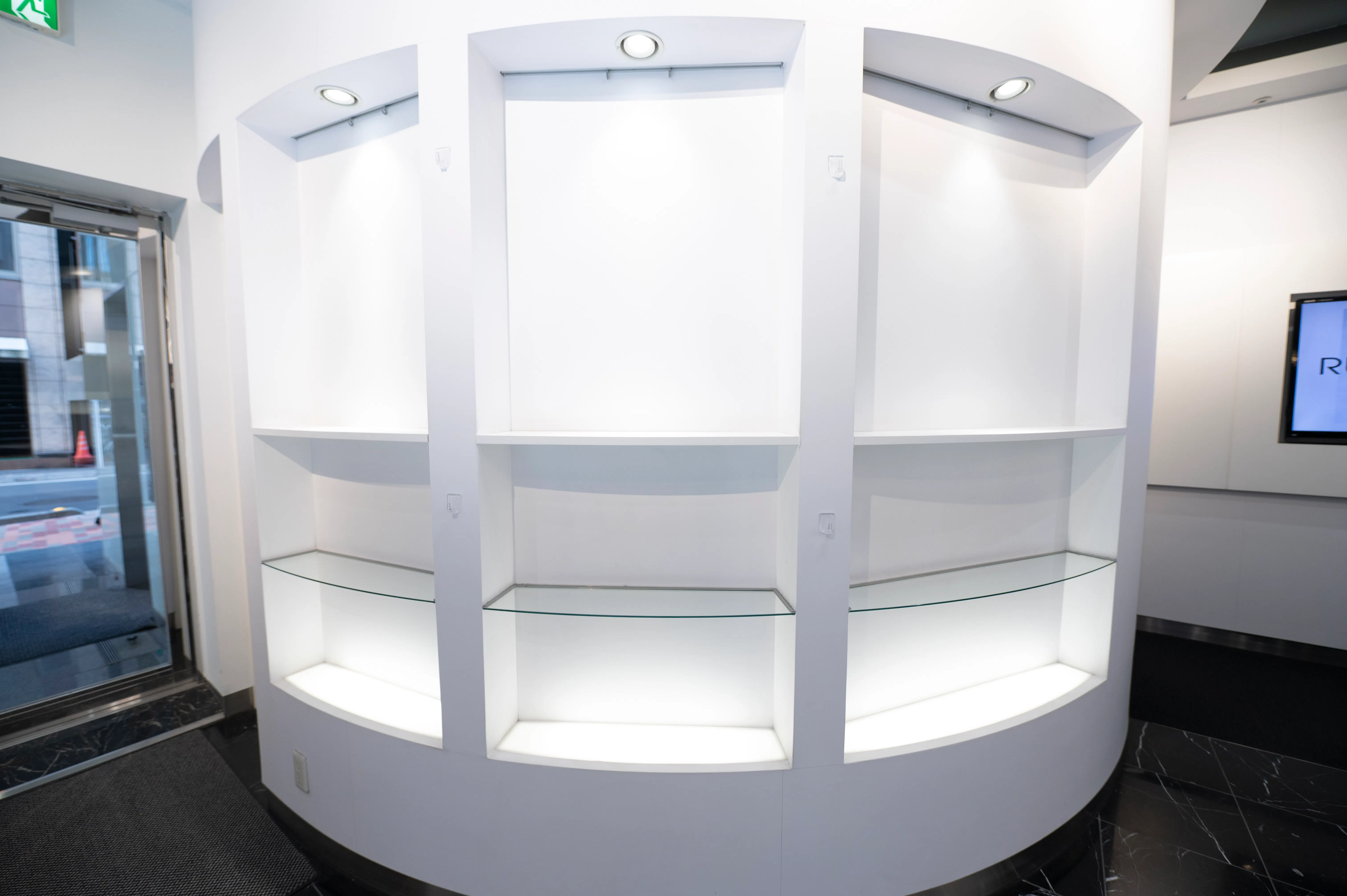 【銀座駅8分｜新橋駅5分】路面ショールーム内の棚貸し販売スペース｜美容・コスメ向け