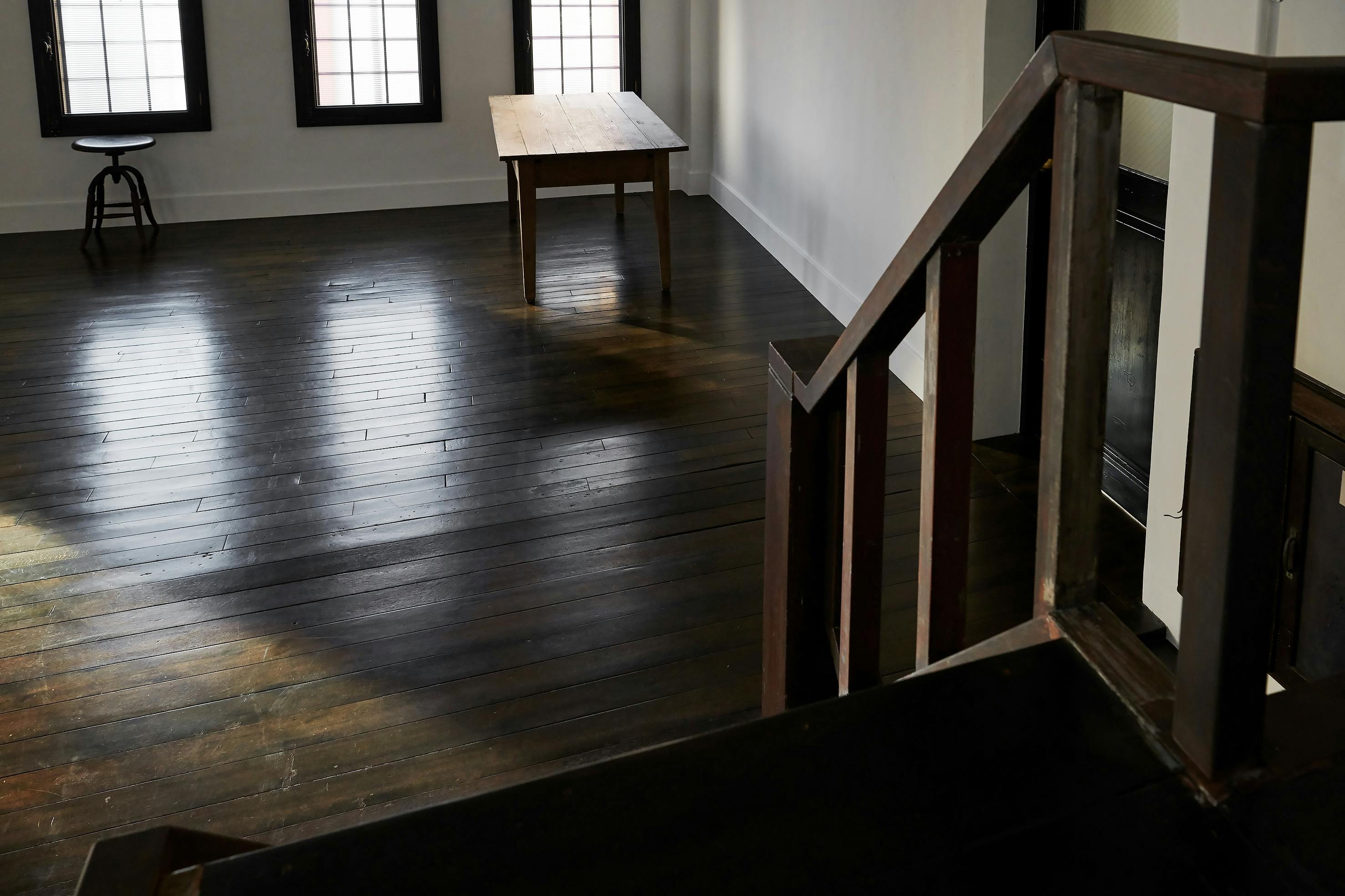 4階の床と木の階段