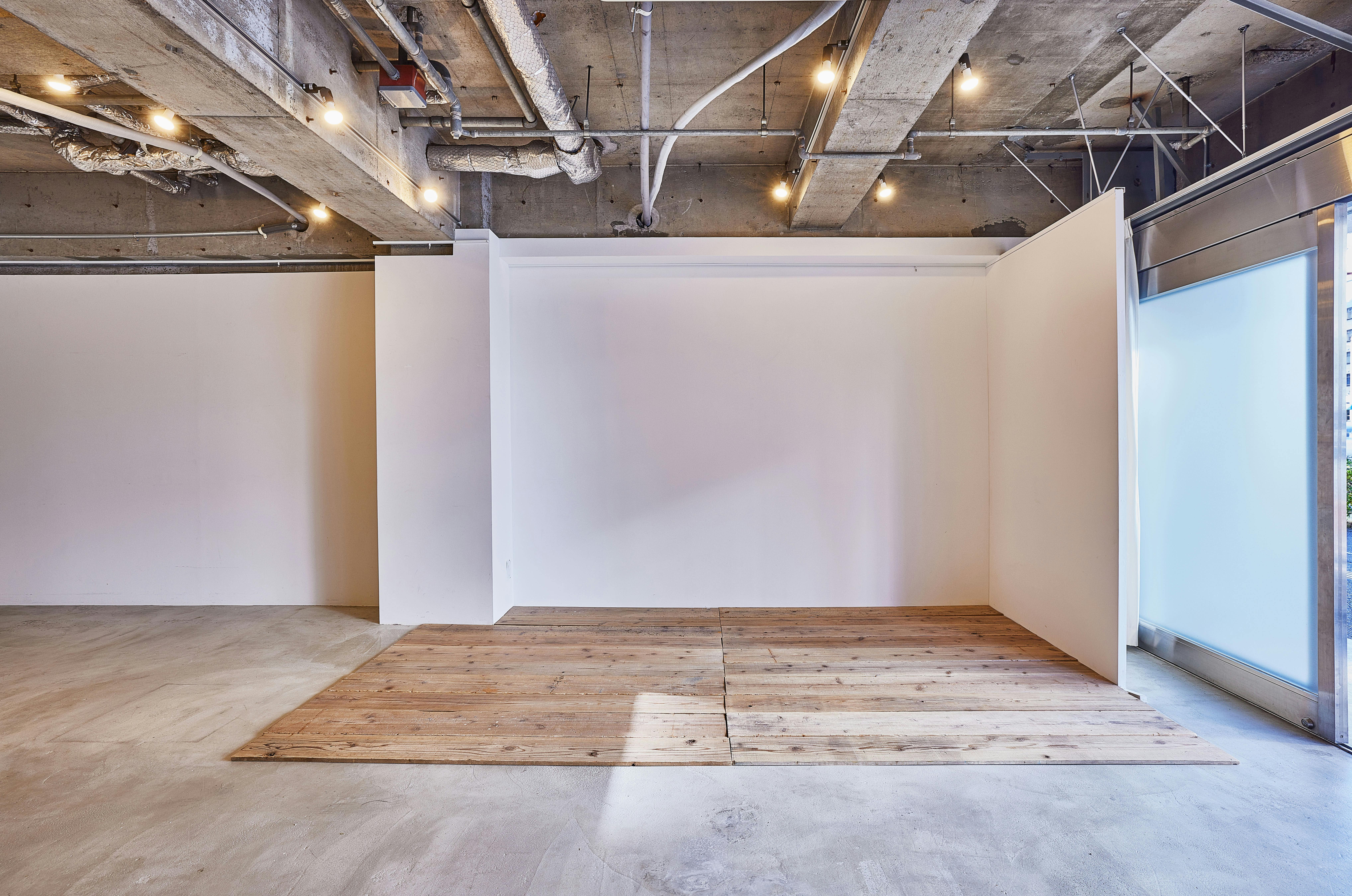 無料の床木材で異なるシーンも撮影できます。