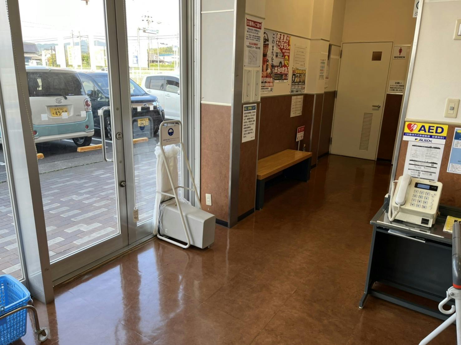 【オークワ美濃加茂】プロモーションに最適な風除室スペースの画像