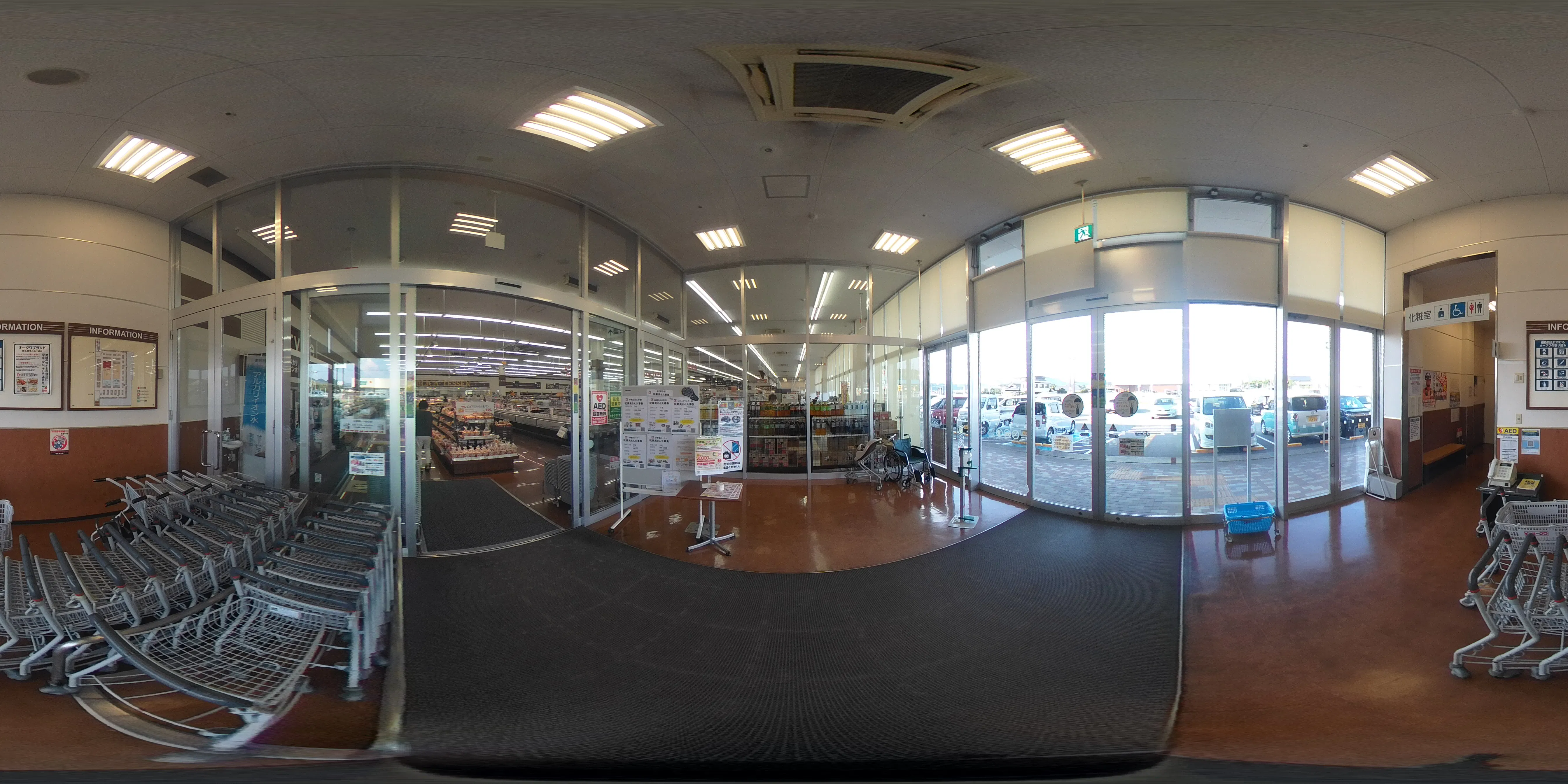 【オークワ美濃加茂】プロモーションに最適な風除室スペース